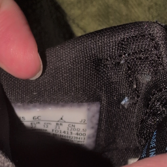 Jordan 1 Retro in University Blue and Black - Picture 13 of 16